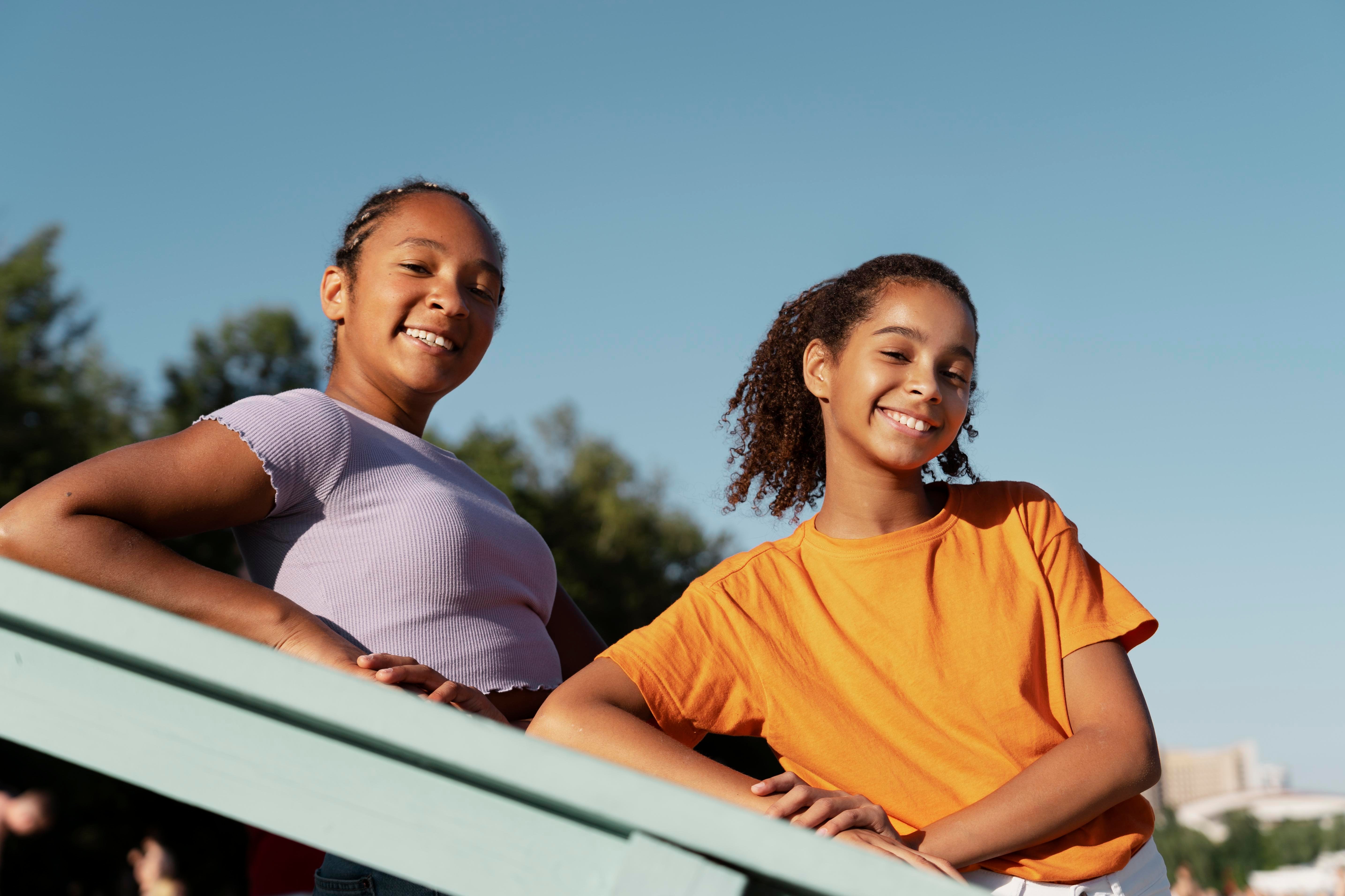 teenagers-spending-time-together-summer
